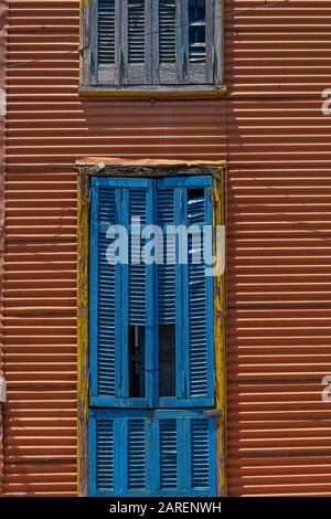 Des scènes colorées de rue de Caminto à la Boca, le plus ancien quartier de classe ouvrière de Buenos Aires, en Argentine. Banque D'Images