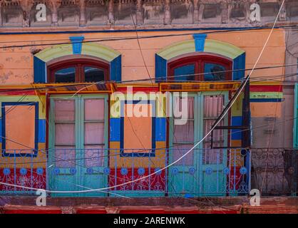 Des scènes colorées de rue de Caminto à la Boca, le plus ancien quartier de classe ouvrière de Buenos Aires, en Argentine. Banque D'Images