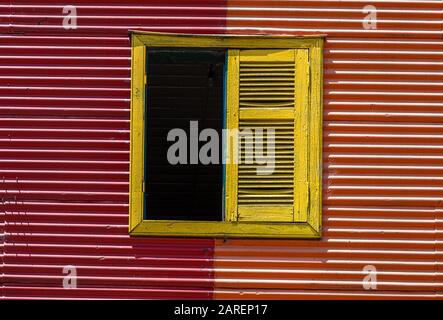 Des scènes colorées de rue de Caminto à la Boca, le plus ancien quartier de classe ouvrière de Buenos Aires, en Argentine. Banque D'Images