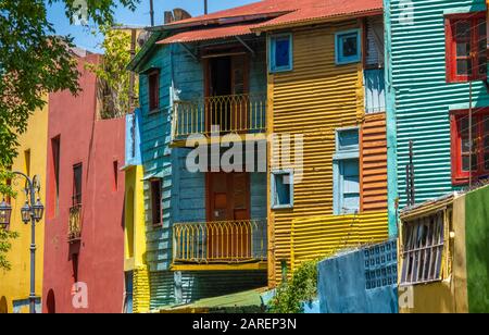 Des scènes colorées de rue de Caminto à la Boca, le plus ancien quartier de classe ouvrière de Buenos Aires, en Argentine. Banque D'Images