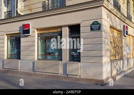 Il est monté à bord de la banque sociale générale, Paris avec des vitrines écrasées. Les récentes manifestations de gilet jaune giilet ont vu les banques se graffitis et ont des fenêtres écrasées Banque D'Images