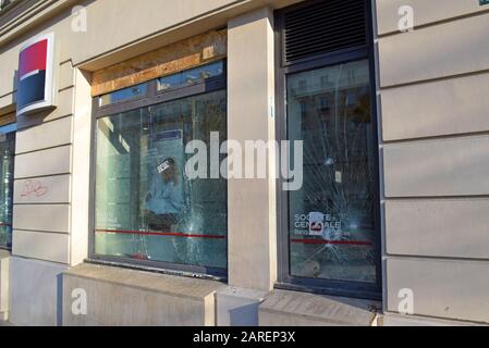 Il est monté à bord de la banque sociale générale, Paris avec des vitrines écrasées. Les récentes manifestations de gilet jaune giilet ont vu les banques se graffitis et ont des fenêtres écrasées Banque D'Images