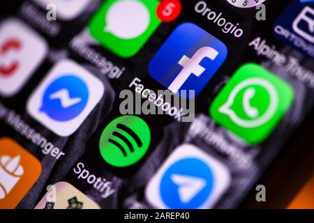 San PELLEGRINO TERME, ITALIE - 27 JANVIER 2020: Écran d'un smartphone avec des icônes de réseaux sociaux, Spotify et autres. Banque D'Images