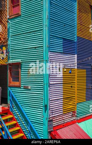 Des scènes colorées de rue de Caminto à la Boca, le plus ancien quartier de classe ouvrière de Buenos Aires, en Argentine. Banque D'Images