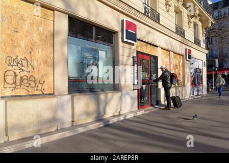 Il est monté à bord de la banque sociale générale, Paris avec des vitrines écrasées. Les récentes manifestations de gilet jaune giilet ont vu les banques se graffitis et ont des fenêtres écrasées Banque D'Images