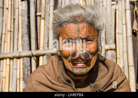 Portrait d'une femme d'Apatani avec tatouages et disques traditionnels de bambou dans ses narines Banque D'Images