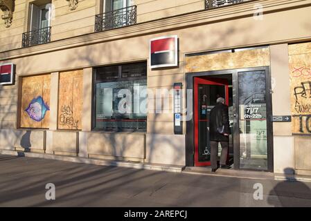 Il est monté à bord de la banque sociale générale, Paris avec des vitrines écrasées. Les récentes manifestations de gilet jaune giilet ont vu les banques se graffitis et ont des fenêtres écrasées Banque D'Images