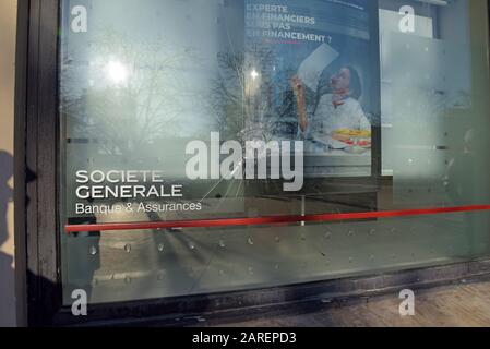 Il est monté à bord de la banque sociale générale, Paris avec des vitrines écrasées. Les récentes manifestations de gilet jaune giilet ont vu les banques se graffitis et ont des fenêtres écrasées Banque D'Images