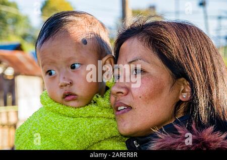 Portrait d'une femme Apatani et de son bébé sans tatouages et disques traditionnels en bambou Banque D'Images