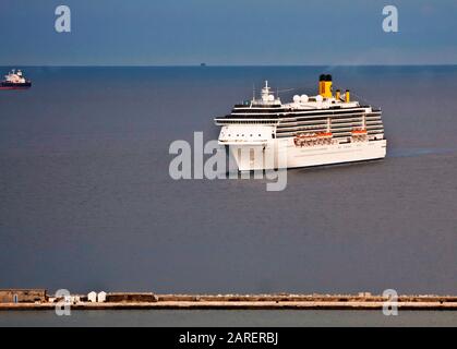 Trieste, ITALIE - bateau de croisière Costa Mediterranea de Costa Crociere Group Big Italy tour opérateur approchant le port de Trieste Banque D'Images