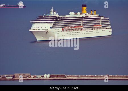 Trieste, ITALIE - bateau de croisière Costa Mediterranea de Costa Crociere Group Big Italy tour opérateur approchant le port de Trieste Banque D'Images