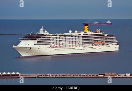 Trieste, ITALIE - bateau de croisière Costa Mediterranea de Costa Crociere Group Big Italy tour opérateur approchant le port de Trieste Banque D'Images