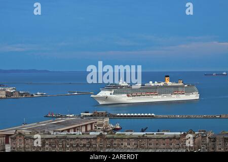 Trieste, ITALIE - bateau de croisière Costa Mediterranea de Costa Crociere Group Big Italy tour opérateur approchant le port de Trieste Banque D'Images