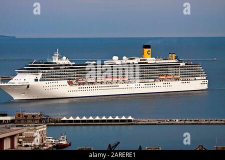 Trieste, ITALIE - bateau de croisière Costa Mediterranea de Costa Crociere Group Big Italy tour opérateur approchant le port de Trieste Banque D'Images