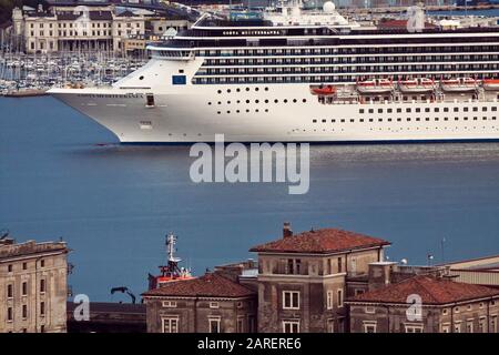 Trieste, ITALIE - le profil impressionnant du bateau de croisière Costa Mediterranea du Costa Crociere Group qui approche le port de Trieste Banque D'Images