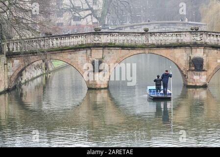 Les touristes chinois ont puni sous le pont au-dessus de la rivière Cam à Clare College, université de Cambridge, Angleterre, lors d'une journée d'hiver malteuse. Banque D'Images