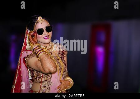 Gros plan Beau look de la mariée indienne portant un verre de soleil. Banque D'Images