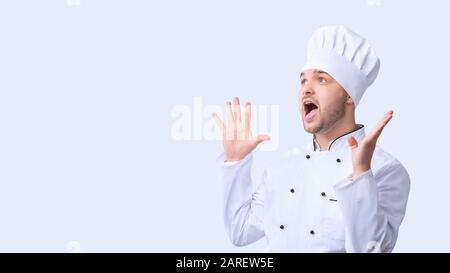 Chef Excité En Uniforme Criant Debout Sur Fond Blanc, Panorama Banque D'Images