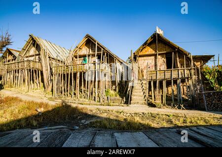 Structure typique du village de la tribu des Apatani dans la région de Ziro Banque D'Images