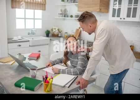 Homme barbu à poil court aidant son fille à tirer des leçons Banque D'Images