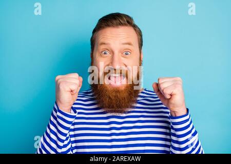 Gros plan photo de l'homme écostatique lever des poings hurler Ouais il gagne grand concours de loterie porter nautique élégant gilet isolé sur fond de couleur bleue Banque D'Images