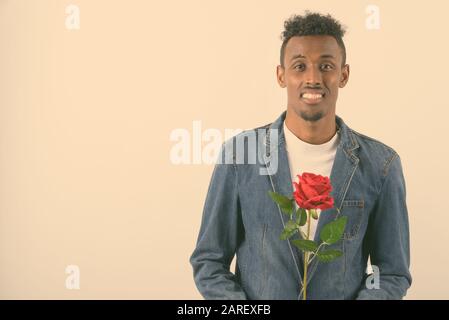 Les jeunes phoques barbus African man wearing denim jacket against white background Banque D'Images