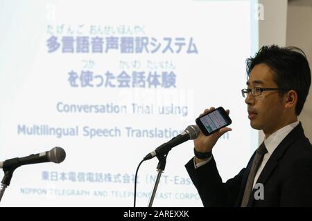 Tokyo, Japon. 28 janvier 2020. Un instructeur présente aux résidents étrangers une application de traducteur gratuite (VoiceTra) lors de l'exercice 2020 de préparation aux catastrophes pour les résidents étrangers à la place des sports de la forêt de Musashino. Environ 369 participants (y compris des résidents étrangers et des membres des ambassades) ont été instruits sur la façon de se protéger en cas de catastrophe du séisme par le Service des incendies de Tokyo avec l'aide d'interprètes bénévoles en anglais. La formation d'une journée vise à informer les étrangers sur la façon de réagir dans des situations dangereuses telles que le cas d'un grand tremblement de terre a de nouveau frappé l'île, simi Banque D'Images