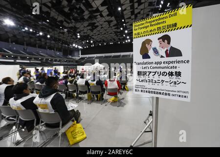 28 janvier 2020, Tokyo, Japon: Les résidents étrangers participent à l'exercice 2020 de préparation aux catastrophes pour les résidents étrangers de la place sportive de la forêt Musashino. Environ 369 participants (y compris des résidents étrangers et des membres des ambassades) ont été instruits sur la façon de se protéger en cas de catastrophe du séisme par le Service des incendies de Tokyo avec l'aide d'interprètes bénévoles en anglais. La formation d'une journée vise à informer les étrangers sur la façon de réagir dans des situations dangereuses telles que le cas d'un grand tremblement de terre qui a frappé à nouveau l'île, comme le séisme du Grand Japon de 2011, le tsunam Banque D'Images