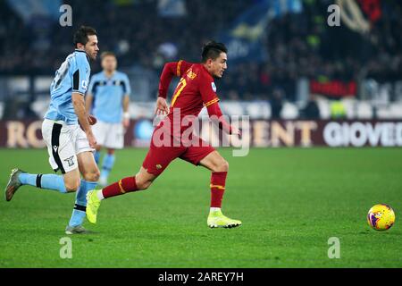 SENAD Lulic du Latium (L) et Cengiz Sous Roma (R) en action lors du championnat italien Serie A match de football entre AS Roma et SS Lazio le 26 janvier 2020 à Stadio Olimpico à Rome, Italie - photo Federico Proietti/ESPA-Images Banque D'Images