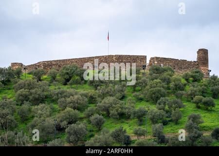 Ruines du château d'Aljezur dans la région de l'Algarve dans le sud du Portugal Banque D'Images