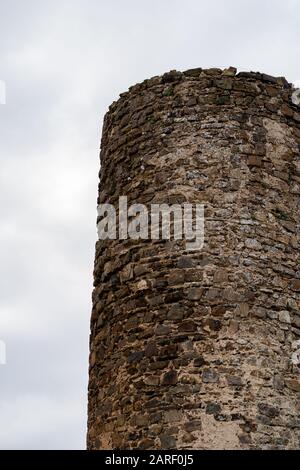 Ruines d'une tour du château d'Aljezur dans la région de l'Algarve dans le sud du Portugal Banque D'Images