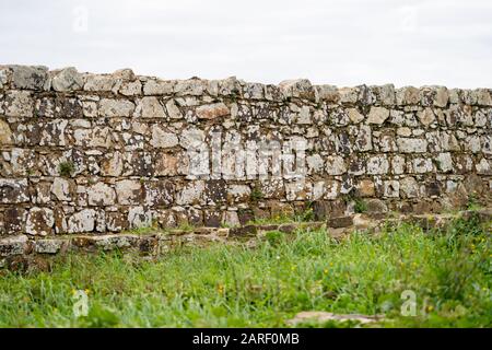 Ruines d'un mur en pierre du château d'Aljezur dans la région de l'Algarve dans le sud du Portugal Banque D'Images