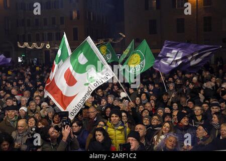 Modena. Célébrations sur la Piazza Grande pour la réélection de Stefano Bonaccini du Parti démocratique et de la coalition de centre-gauche en tant que gouverneur de l'Emilie-Romagne (ROBERTO BRANCOLINI/Fotogramma, Modène - 2020-01-27) p.s. la foto e' ulizzabile nel risto del contento in cui e' stata scattata, e senza intento diffamatorio del decoro delle persone rappresentate Banque D'Images