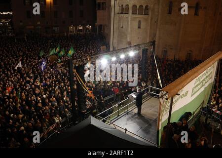 Modena. Célébrations sur la Piazza Grande pour la réélection de Stefano Bonaccini du Parti démocratique et de la coalition de centre-gauche en tant que gouverneur de l'Emilie-Romagne (ROBERTO BRANCOLINI/Fotogramma, Modène - 2020-01-27) p.s. la foto e' ulizzabile nel risto del contento in cui e' stata scattata, e senza intento diffamatorio del decoro delle persone rappresentate Banque D'Images