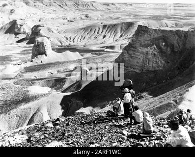 Directeur DAVID LEAN (en T-shirt blanc) et Camera Crew sur place tournage candié LAWRENCE D'ARABIE 1962 scénario ROBERT BOLT et MICHAEL WILSON directeur de la photographie FREDDIE JEUNE producteur SAM SPIEGEL Horizon Pictures / Columbia Pictures Corporation Banque D'Images