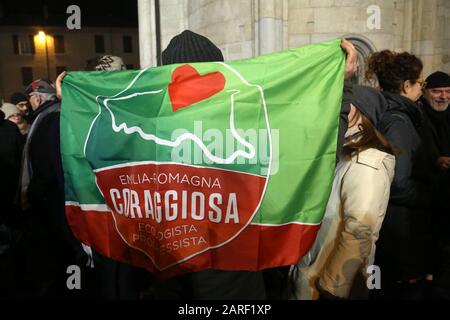 Modena. Célébrations sur la Piazza Grande pour la réélection de Stefano Bonaccini du Parti démocratique et de la coalition de centre-gauche en tant que gouverneur de l'Emilie-Romagne (ROBERTO BRANCOLINI/Fotogramma, Modène - 2020-01-27) p.s. la foto e' ulizzabile nel risto del contento in cui e' stata scattata, e senza intento diffamatorio del decoro delle persone rappresentate Banque D'Images