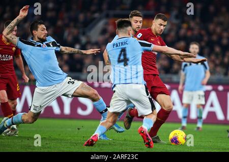 Edin Dzeko de Roma en action lors du championnat italien Serie UN match de football entre AS Roma et SS Lazio le 26 janvier 2020 à Stadio Olimpico à Rome, Italie - photo Federico Proietti/ESPA-Images Banque D'Images