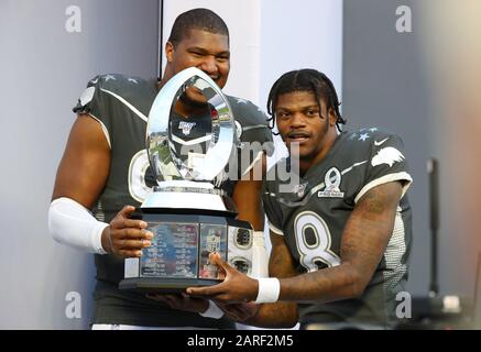 AFC défensive end Calais Campbell, du Jacksonville Jaguars, est nommé joueur défensif du jeu alors qu'il a remporté le trophée Pro Bowl avec le quarterback Lamar Jackson des Baltimore Ravens (8) qui a été nommé MVP du jeu pendant le Pro Bowl, dimanche 26 janvier 2020, Au Camping World Stadium à Orlando, en Floride. (Photo par IOS/ESPA-Images) Banque D'Images