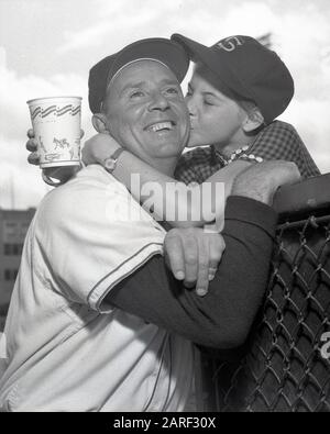 Joe Gordon a reçu un baiser d'un fan de San Francisco Seals après avoir remporté le pennant en 1957 Le 12/2/2008 il a été élu à MLB HOF par 83,3% des voix Banque D'Images