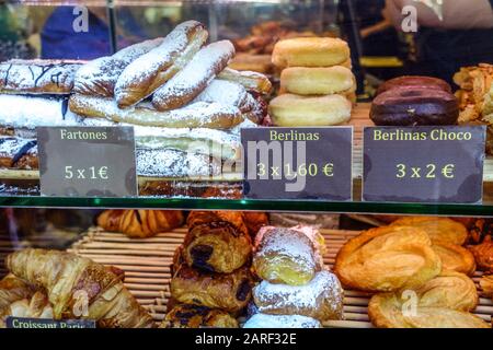 Pâtisserie de Valence. Des gâteaux dans la fenêtre présentent le gâteau d'Espagne Banque D'Images