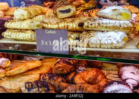 Pâtisserie de Valence. Des gâteaux dans la fenêtre présentent le gâteau d'Espagne Banque D'Images