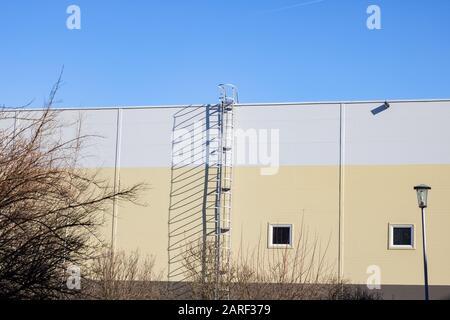 Escalier au toit d'un bâtiment industriel, ciel bleu Banque D'Images