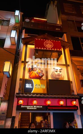 Osaka, JAPON - 13 OCTOBRE 2019 : la nuit lumineuse illuminant le musée Dotombori Namikiza - le musée du divertissement découvrant l'histoire de Kab Banque D'Images