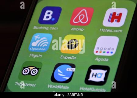 Vue rapprochée de diverses agences de voyages en ligne, icône d'application, logo affiché sur un smartphone, Booking.com, Airbnb, Hotels.com, Agoda, Tripadvisor Banque D'Images