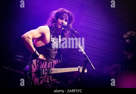 Copenhague, Danemark. 26 janvier 2020. Le groupe américain Metal glam Steel Panther exécute un concert en direct à Amager Bio à Copenhague. Ici, le guitariste Satchel est vu en direct sur scène. (Crédit Photo: Gonzales Photo - Nikolaj Bransholm). Banque D'Images