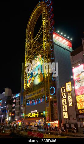 Osaka, JAPON - 13 OCTOBRE 2019: L'éclairage lumineux de nuit de l'énorme, oblong, roue jaune Ferris de Don Quijote populaire magasin sur le Dotonbori Banque D'Images