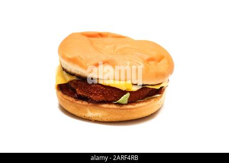 Hamburger avec cutlet et fromage isolé sur blanc Banque D'Images