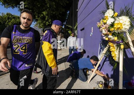 15 mars 2019, Los Angeles, Californie, États-Unis: Les gens se rassemblent devant une murale en l'honneur de l'ancienne Star de la NBA Kobe Bryant à Los Angeles, Californie. Kobe Bryant et sa fille Gianna et 7 autres personnes sont mortes dans un accident d'hélicoptère. (Image crédit : © Ronen Tivony/SOPA Images via ZUMA Wire) Banque D'Images