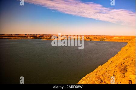 Coucher du soleil Vue Panoramique aérienne de Ljc groupe d'Ounianga Kebir lac lacs , Ennedi, Tchad Banque D'Images