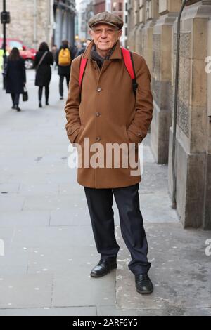 Sir David King, arrive pour témoigner devant le tribunal des magistrats de la ville de Londres au nom des manifestants arrêtés le 10 octobre 2019, lors d'une manifestation pacifique - dans laquelle ils se sont collés au parcours entre la gare de DLR et l'aéroport de la ville dans l'est de Londres. Banque D'Images